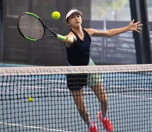 刘宇婕15岁获高尔夫中巡赛首冠，父亲刘国梁亲吻女儿庆祝，展现卓越实力与家庭支持。